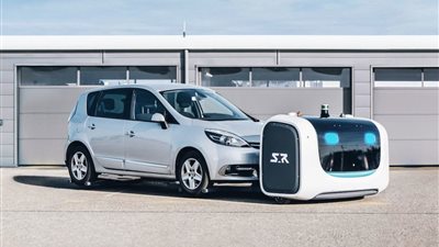 روبوتات صغيرة تؤدي عمل «سايس» السيارات في مطارات فرنسا