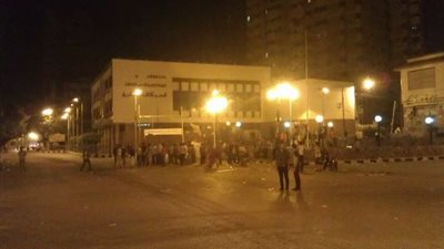 العشرات يعتصمون أمام مبنى محافظة الشرقية