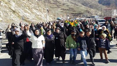 بالصور.. حرب شوارع بين العمال الكردستاني والجيش التركي بديار بكر