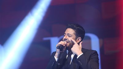 حماقي يغني جالسا في أولى حفلاته بعد خضوعه لجراحة في قدمه (صور)