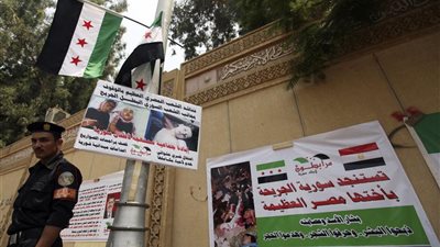 مصدر بالخارجية ينفى تسليم السفارة السورية بالقاهرة للمعارضة