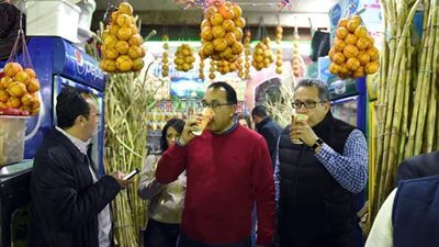 مدبولي وعناني يتناولان عصير قصب في شوارع أسوان على هامش ملتقى الشباب