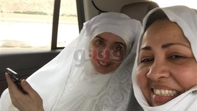 الراقصة دينا تؤدي مناسك العمرة