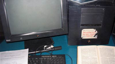 بالصور.. «زمن النت الفصيل».. أول موقع في العالم ظهر عام 1990 بالأبيض والأسود.. «أرشي» سبق «جوجل» بسنوات.. متصفح «موازيك» أحدث طفرة في الشبكة العنكبوتية.. وأول خ
