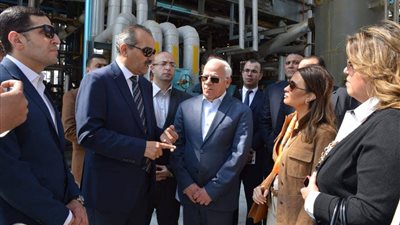 وزيرة الاستثمار ومحافظ بورسعيد يتفقدان مصنع سينمار (صور)