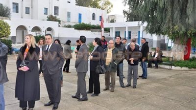 بالصورة.. رئيس الوزراء التونسي ينتظر في صفوف الناخبين