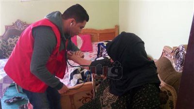 100 مليون صحة تطرق أبواب المرضى وكبار السن بالوادي الجديد (صور)