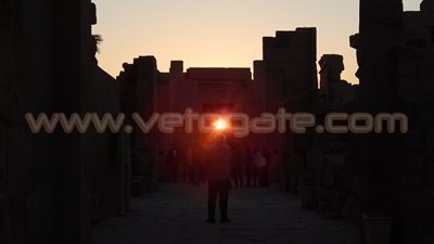 بالفيديو والصور.. لحظة تعامد الشمس على «قدس الأقداس» بمعبد الكرنك