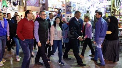 مدبولي ووزيرا السياحة والآثار يتفقدان السوق السياحي بأسوان (صور )