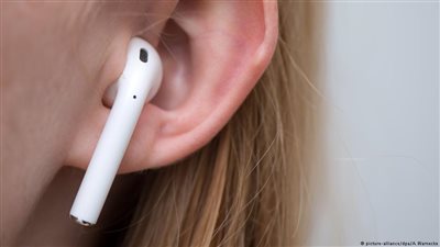 علماء يحذرون من سماعات البلوتوث: تسبب السرطان