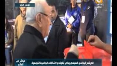 بالفيديو.. السبسي يدلي بصوته في الجولة الثانية من الانتخابات التونسية