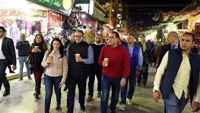 جولة ليلية لرئيس الوزراء في أسوان (صور)