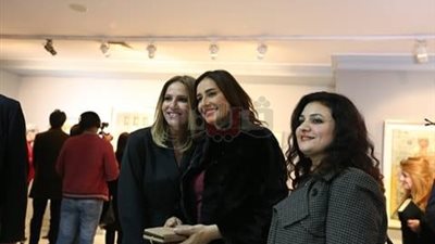 وصول هنا شيحة وأحمد فلوكس إلى افتتاح معرض والدها بقاعة أفق