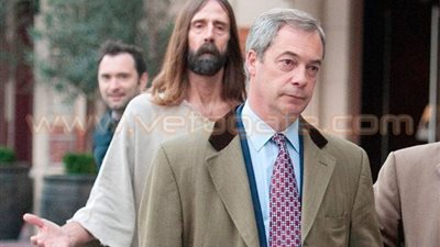 بالصور.. رجل يعارض سياسيًا بريطانيًا بالتنكر في زي «المسيح»