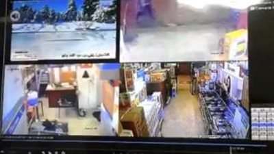 بالفيديو.. 14 مشهدًا ترصد أحدث وسائل السرقة في مصر.. إشغال البائع وتفقد البضائع أشهر الطرق.. لص يسرق سيارة في وضح النهار.. والزحام فرصة «النشالين» في مترو الأنفاق