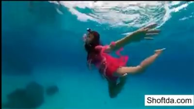 بالفيديو.. فتاة تقدم «وصلة رقص» شرقي تحت الماء