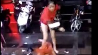 فتاة تعتدي على مراهقة باستخدام زجاجة (فيديو)