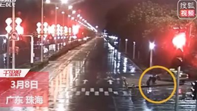 رد فعل صادم لفتاة تشاجرت مع حبيبها وتركها في الشارع (فيديو)