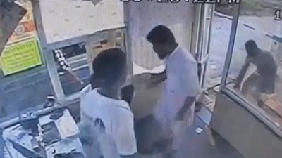 لحظة اعتداء رجل على موظف «كارتة» بـ«الشبشب» (فيديو)