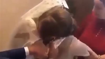 عروس تدخل في نوبة بكاء ليلة زفافها بسبب والدتها (فيديو)