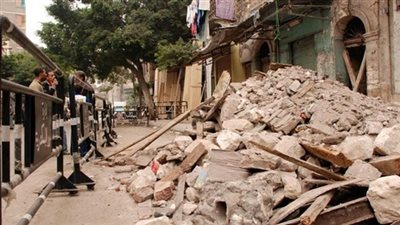 مصرع شاب وإصابة والده في انهيار جزئي بعقار بأسوان