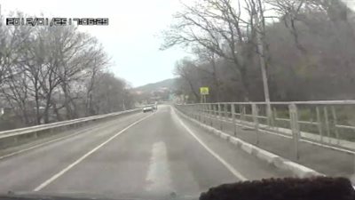 لحظة طيران امرأة من نافذة سيارة خلال حادث (فيديو)