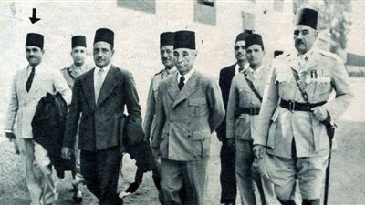 صورة نادرة لــ«عزيز المصرى» في طريقه إلى السجن