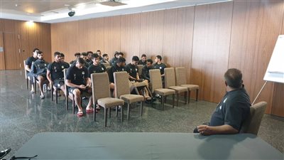 مدرب المنتخب الأوليمبي يجتمع باللاعبين بأول أيام معسكر إسبانيا (صور)