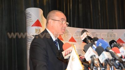 بالفيديو والصور.. وزير الطيران: لن نستغنى عن العنصر البشري المصري بالمطارات