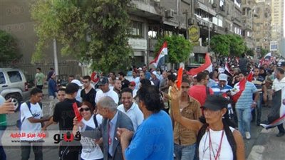 متظاهرو التحرير يستقبلون مسيرة شبرا بالألعاب النارية