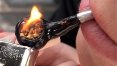 لقطات غريبة لطلاء أظفار على شكل «بايب» (فيديو)