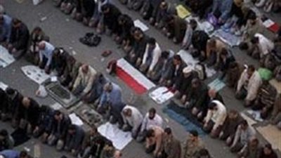 متظاهرو التحرير يؤدون صلاة المغرب