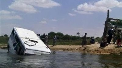 انقلاب أتوبيس وتاكسي في ترعة البراجيل.. والأمن ينتشل سائقين وكمسري