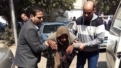 إنقاذ مسن طرده ابنه وزوجته من منزله في الشرقية (صور)