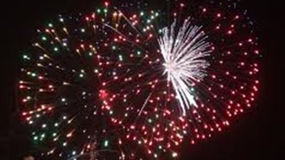 الألعاب النارية تغطي سماء 