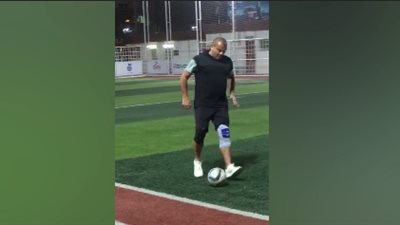 عمرو دياب يستعرض مهاراته الكروية مع أبو هشيمة على ملاعب الصيد (فيديو)