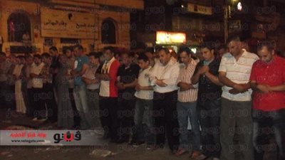 بالصور.. متظاهرو المنصورة يؤدون صلاة العشاء