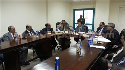 بالصور.. محافظ الشرقية يجتمع بالمعلمين لمناقشة مشاكلهم