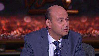 عمرو أديب غاضبا: لماذا لا تنخفض أسعار السلع مع هبوط الدولار؟