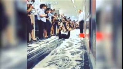 بالفيديو.. موظفون يستعينون بـ«صابون سائل» في التزلج لكسر ملل العمل