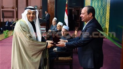 وزير الأوقاف الكويتي يهدي وسام «السيسي» إلى أمير البلاد