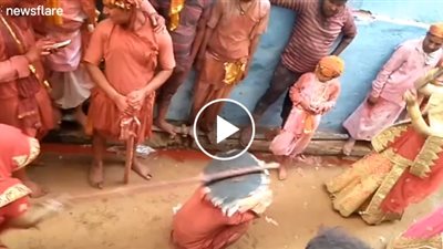 «علقة ساخنة» للرجال من النساء في مهرجان هندي (فيديو)