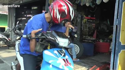 شاب يتحدى إعاقته ويقود دراجة نارية (فيديو)