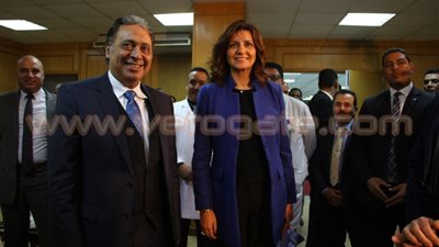 بالصور.. وصول وزيري «الصحة والهجرة» معهد ناصر لمتابعة إجراء جراحة نوعية