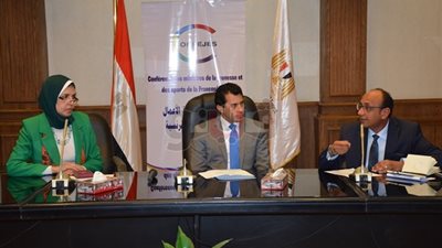 وزير الرياضة يسلم الدفعة الأولى من تمويل المشروعات الصغيرة للشباب (صور)
