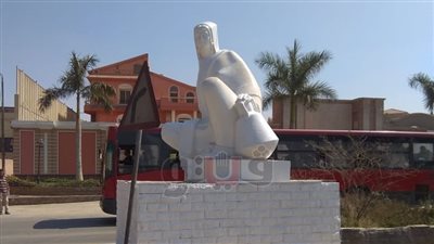 إعادة بريق تمثال الفلاحة المصرية بالحوامدية