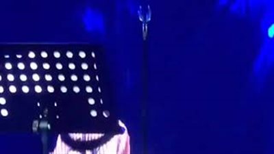 فنان سعودي يتعرض لموقف محرج على خشبة المسرح (فيديو)