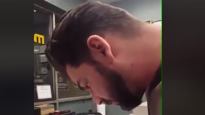 رد فعل رجل أخبرته زوجته أنها حامل في ٣ توائم (فيديو)