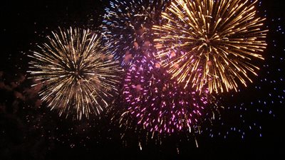 متظاهرو التحرير يقبلون على شراء الألعاب النارية