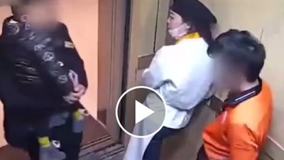 أب يلقن عاملا «علقة ساخنة» داخل مصعد بسبب سيجارة (فيديو)